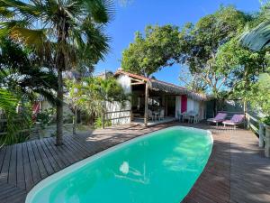 uma imagem de uma casa com piscina em Casa Zulu Umoya em Icaraí