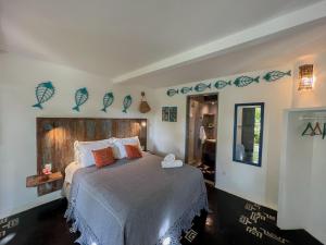 um quarto com uma cama com decorações azuis na parede em Casa Zulu Umoya em Icaraí