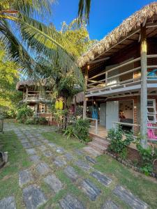 una casa con una palmera delante de ella en Casa Zulu Umoya en Icaraí
