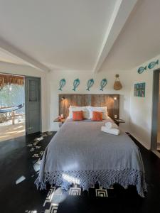 Un dormitorio con una cama grande en una habitación. en Casa Zulu - Vila Umoya, en Icaraí 55 fotos más