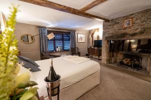 um quarto de hotel com uma cama e uma lareira em Caravelli em Loughborough