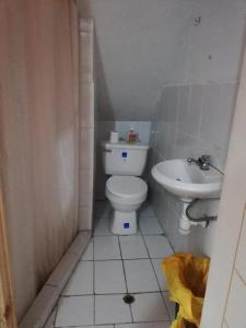Baño pequeño con aseo y lavamanos en Hostel Viajeros Arequipa en Arequipa