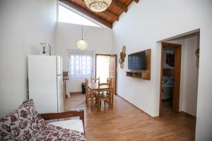 cocina y sala de estar con mesa y nevera en VEM para Balneario Camboriu na Praia do Estaleiro en Balneário Camboriú