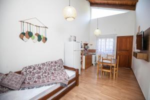 a living room with a couch and a kitchen at Natureza e conforto - Estaleiro Balneário Camboriú in Balneário Camboriú