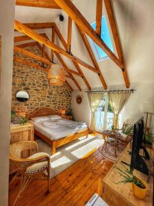1 dormitorio con 1 cama en una habitación con suelo de madera en House 1960, en Lin
