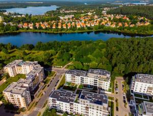 een luchtzicht op appartementsgebouwen en een meer bij Apartament nad jeziorem Długim Leśna # 28 in Olsztyn