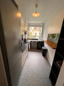 uma pequena cozinha com um lavatório e um fogão em Appartement Paris Grenelle - HALA PARIS em Paris