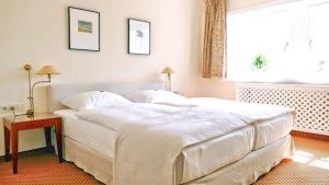 Postel nebo postele na pokoji v ubytování Meyers Hotel Hittfeld