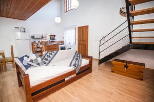 uma sala de estar com um sofá e uma cozinha em Beleza e Conforto em Balneário Camboriú no Balneário Camboriú