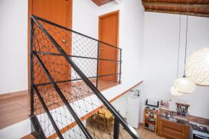 eine Treppe mit Metallgeländer in einem Haus in der Unterkunft Casa em Balneário Camboriú na Praia do Estaleiro in Balneário Camboriú