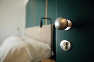 una camera con una porta con un letto e uno specchio di Mazzini Accommodation a Favignana