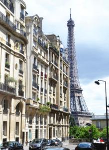 a building in front of the eiffel tower at Studio Élysées in Paris