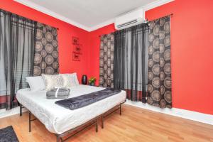 1 dormitorio con paredes rojas y 1 cama en una habitación en Calm Cozy Oasis in the Heart of Houston by Toyota Center, en Houston