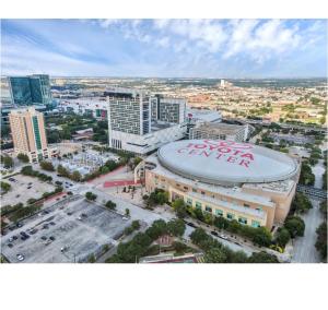 休斯顿Calm Cozy Oasis in the Heart of Houston by Toyota Center的城市的顶部景观,拥有一座大建筑