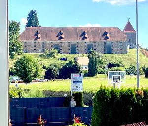 普圖伊的住宿－Apartment Sawetz - Ptuj，一座大建筑,位于一座小山上,设有篮球架