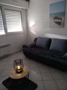 - un salon avec un canapé et une table dans l'établissement Appartement 6 places à 200m de l'océan, à La Rochelle