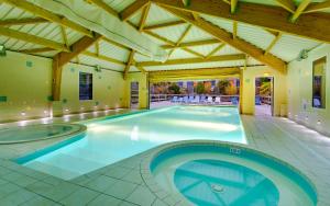 uma piscina interior com um tecto grande em Lagrange Vacances Les Hauts de la Houle em Cancale