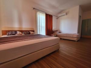 a bedroom with two beds and a window at Apartment N.1 in Nov Dojran
