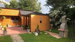 mała drewniana kabina z dziedzińcem przed nią w obiekcie Apartamenty u Baców w mieście Ostrowsko