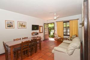 sala de estar con mesa y comedor en Bahia do Sonho, en Bombinhas