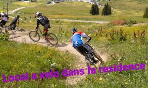 a group of people riding bikes down a hill at Bel appartement spacieux 44m² à SUPER BESSE pour 6 personnes in Super Besse