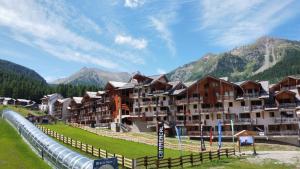 ośrodek wypoczynkowy w górach z górami w tle w obiekcie Appartement 2 chambres vue pistes, parking privatif w mieście Les Orres