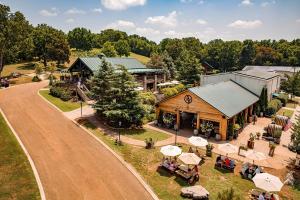 een uitzicht op een gebouw met tafels en parasols bij Abode Nashville - Germantown in Nashville