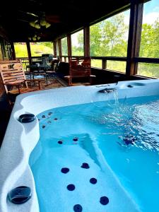 eine Whirlpool-Badewanne in einem Haus mit blauem Wasser in der Unterkunft Poppy’s Place Cabin in Dandridge