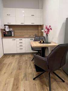 cocina con mesa y sillas en una habitación en Apartmány U Jelena 1 en Český Krumlov