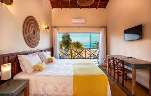 um quarto com uma cama e vista para o oceano em Pousada Altamira em Ilhabela