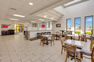 a dining area with tables and chairs in a restaurant at Red Roof Inn Gulfport - Biloxi Airport in Gulfport