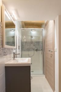 een badkamer met een wastafel en een douche bij Rosa's House in Vazzano
