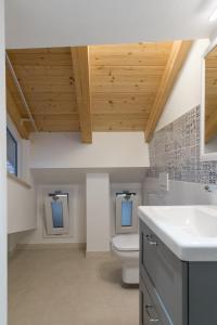 een badkamer met een toilet en een wastafel bij Rosa's House in Vazzano