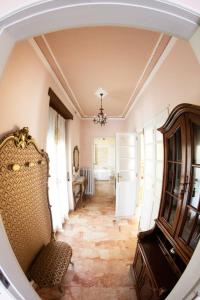 sala de estar con silla y espejo en Villa Delbia - Il Sogno, en Candelo