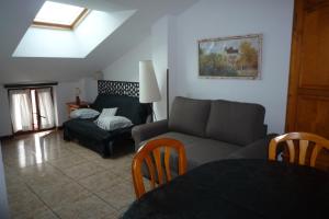 un salon avec un canapé et une chaise dans l'établissement LOS ATICOS, à Santander