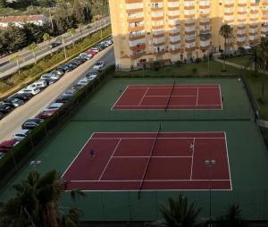 Tenis a/nebo squash v ubytování Bow Sea Apartment nebo okolí