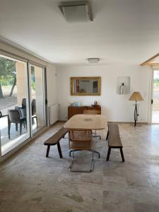 - un salon avec une table et des chaises dans l'établissement Mas Grenadine, magnifique villa du Piémont Cévenol, à Sauve