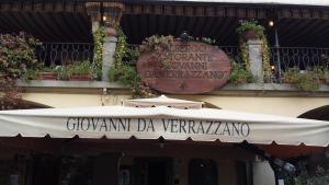 znak na boku budynku z markizą w obiekcie Albergo Giovanni Da Verrazzano w Greve in Chianti