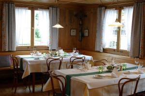 Un restaurante o sitio para comer en Krone Hittisau - Hotel & Restaurant im Bregenzerwald