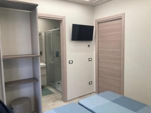 Et tv og/eller underholdning på Il Paguro Apartment Giardini Naxos con piscina condominiale