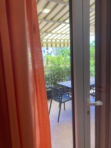 En balkon eller terrasse på Il Paguro Apartment Giardini Naxos con piscina condominiale