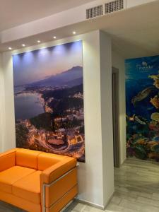 Et opholdsområde på Il Paguro Apartment Giardini Naxos con piscina condominiale