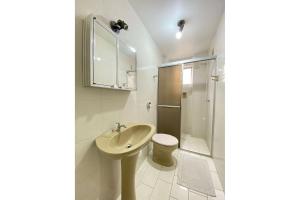 uma casa de banho com um lavatório, um WC e um chuveiro em CNI53 - 2 Dorm, Garagem, Climatizado, Wi-Fi em Balneário Camboriú