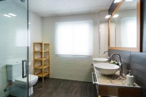 Kúpeľňa v ubytovaní Minimal Rooms by ELE Apartments + 28 fotografií