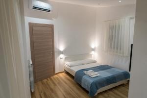 een slaapkamer met een bed met twee handdoeken erop bij Rosa's House in Vazzano