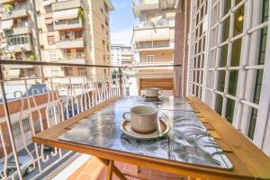 un tavolo su un balcone con due tazze di caffè di Vacanze Romane Apartment a Roma