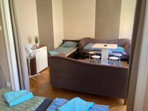 Postel nebo postele na pokoji v ubytování Roland Apartment Downtown - Pozsonyi