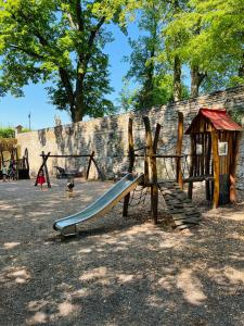 um parque infantil com um escorrega e uma estrutura de jogos em Apartmán Elen em Nové Město nad Metují