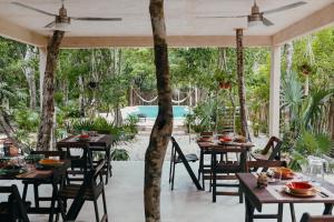 Un restaurant u otro lugar para comer en Lunita Jungle Experience