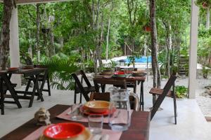 Un restaurant u otro lugar para comer en Lunita Jungle Experience